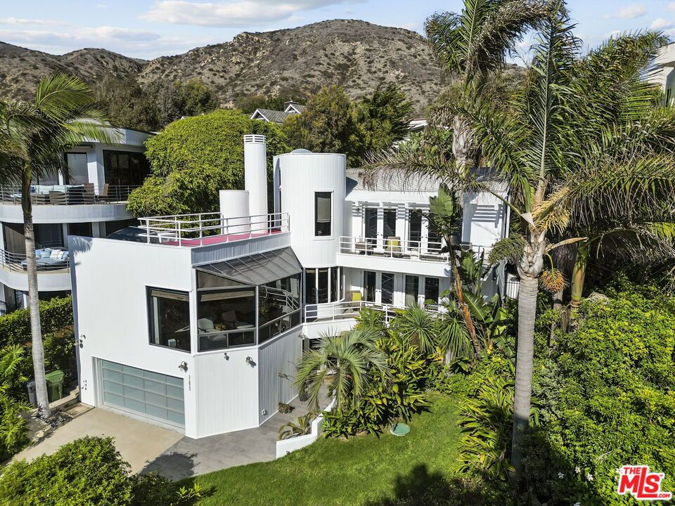 Attached, Exterior, Facade, Modern