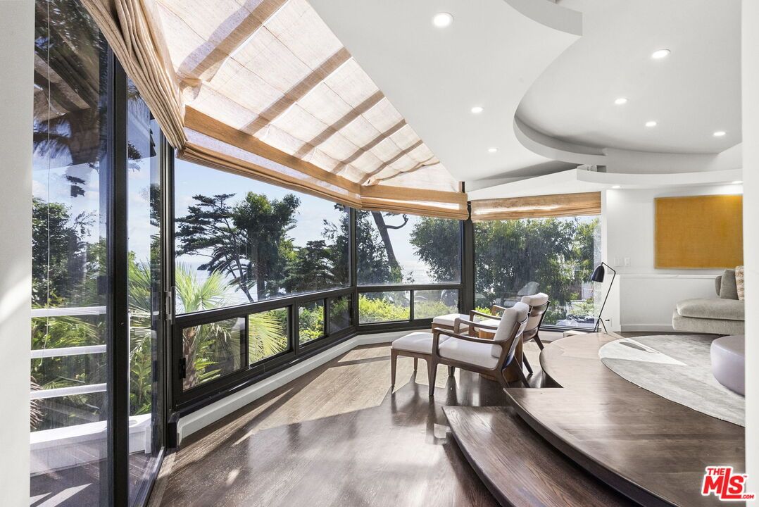 Interior, Recessed Lighting, Sun Room, Wood Texture Flooring