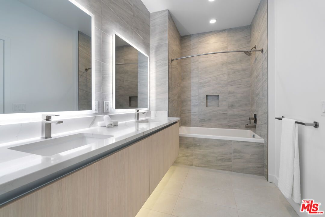 Bathroom, Dual Sink Vanities, Interior, Recessed Lighting