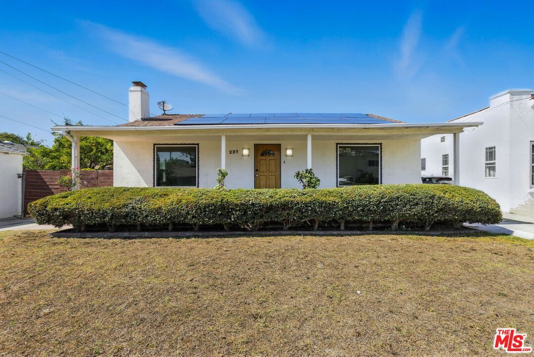 Backyard, Exterior, Facade, Solar Panels, Ranch