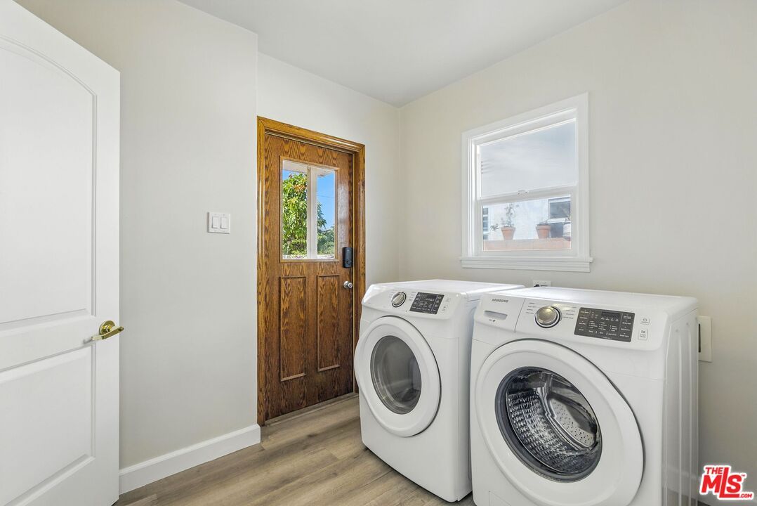 Interior, Washer, Wood Texture Flooring