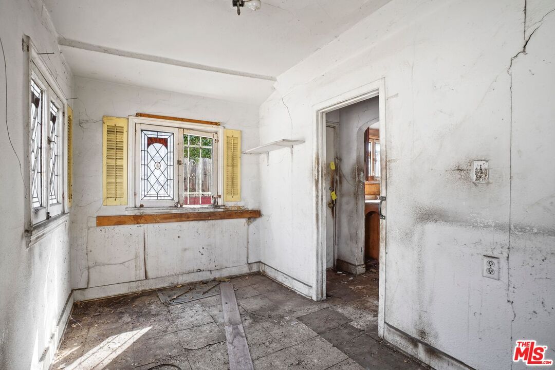 Empty room, Interior