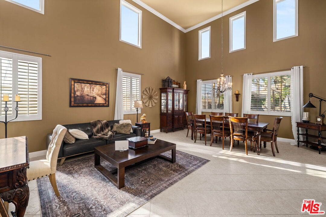 Chandelier, Dining room, Interior, Living room, Pendant Lights