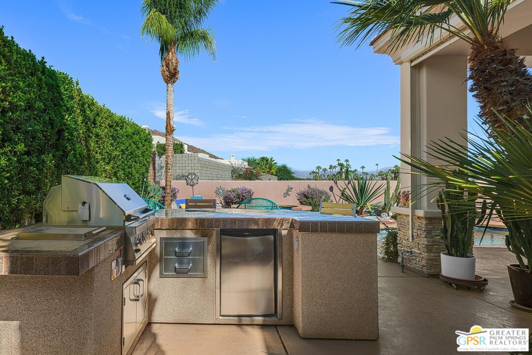 Exterior, Outdoor Kitchen, Pool