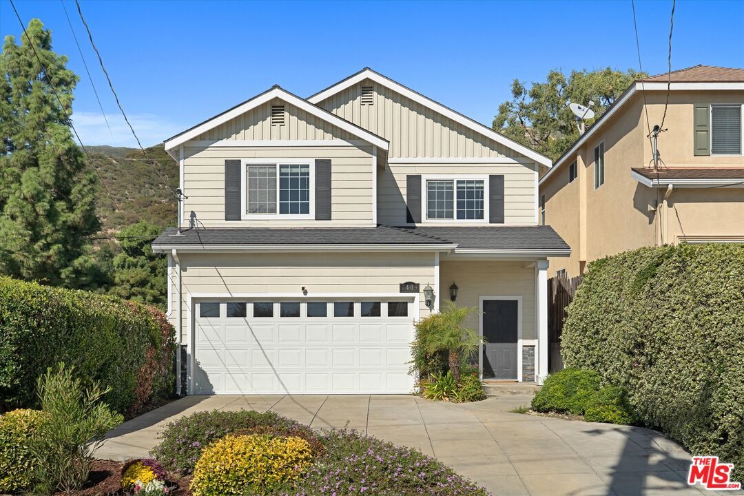 Attached, Exterior, Facade, American Craftsman