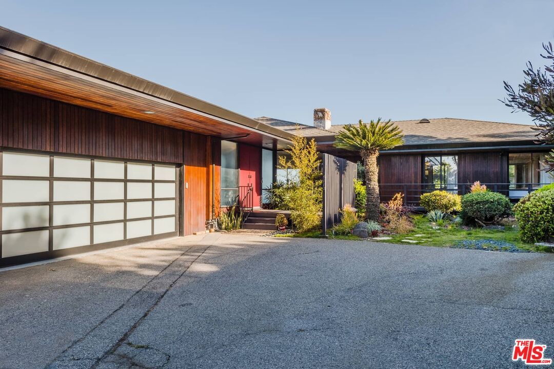 Attached, Exterior, Facade, Modern