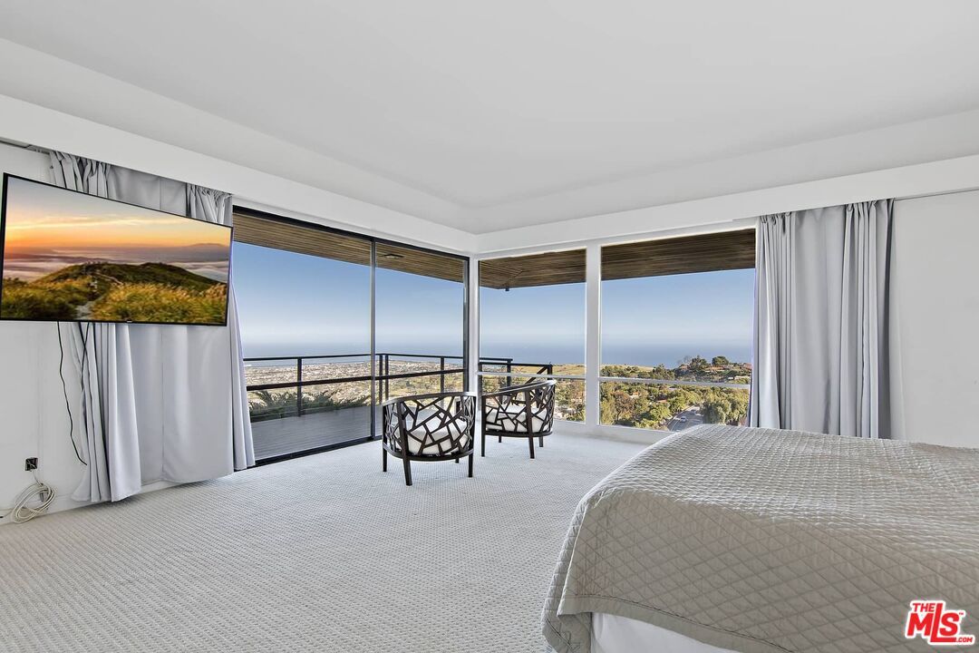 Bedroom, Interior, Water