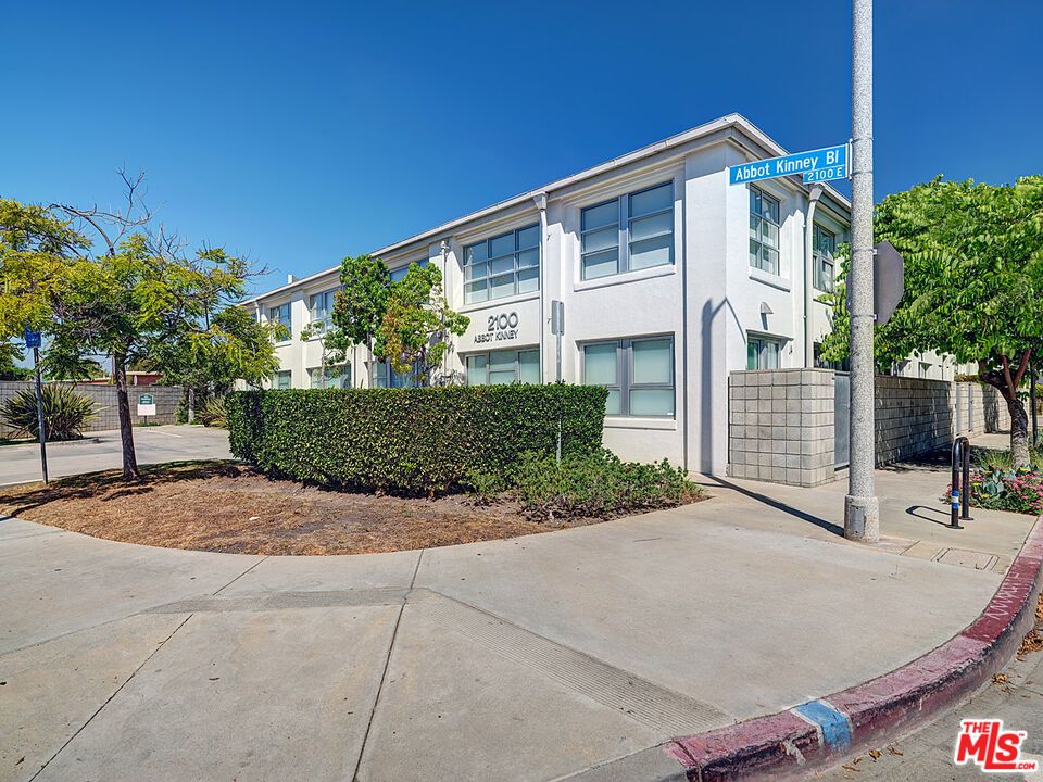 Exterior, Facade, Rowhouse