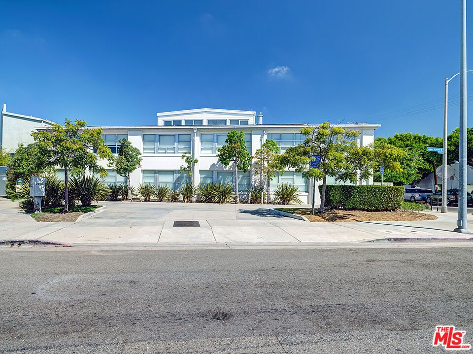 Exterior, Facade, Modern