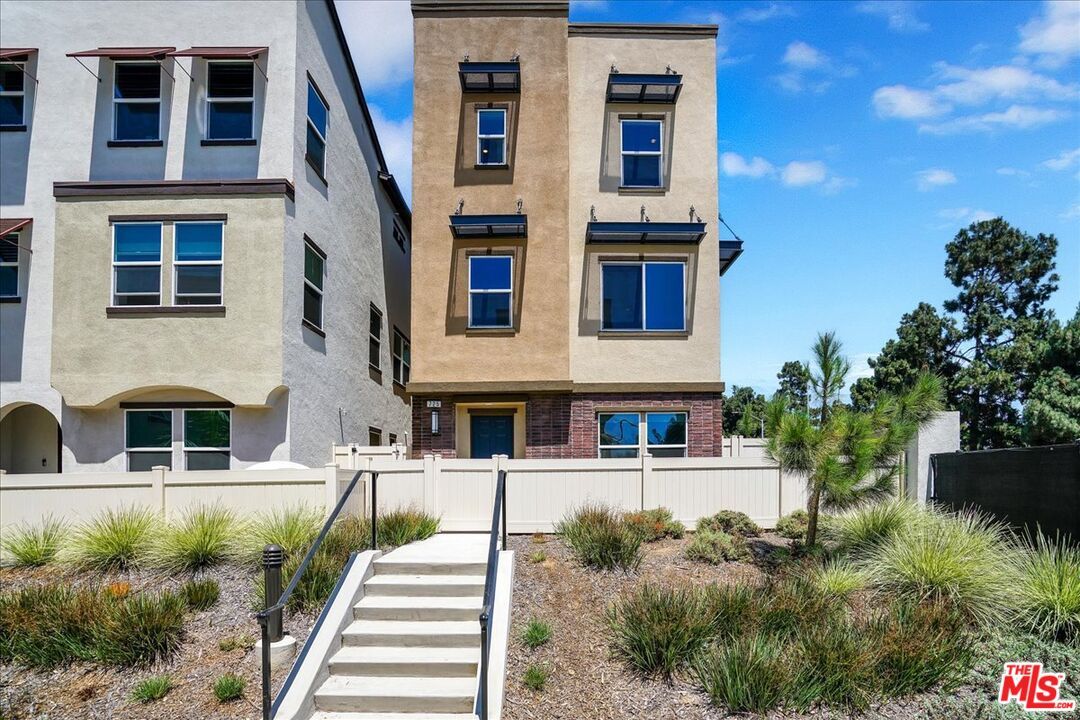 Exterior, Facade, Rowhouse