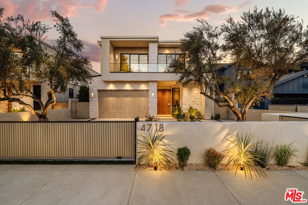 Attached, Exterior, Facade, Modern