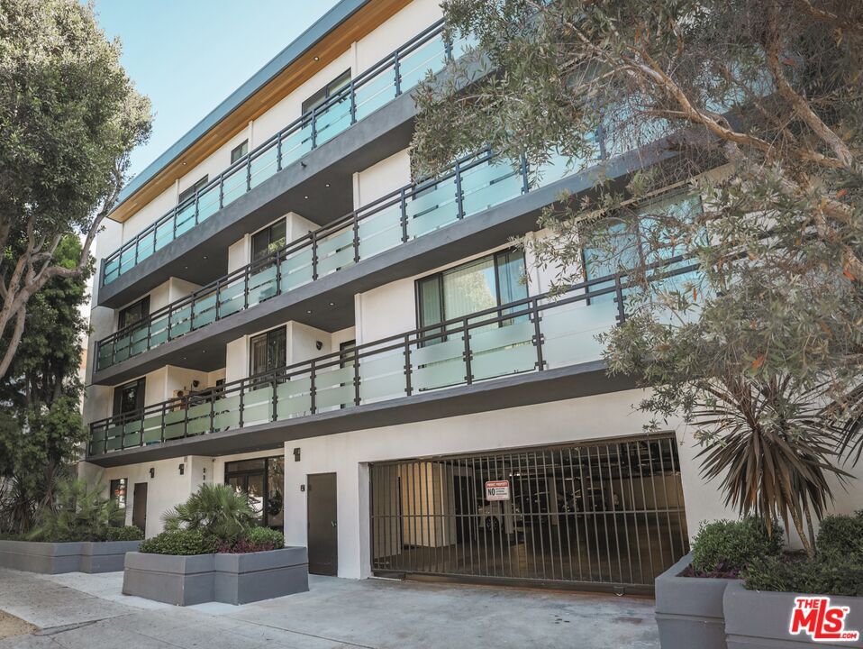 Exterior, Facade, Modern