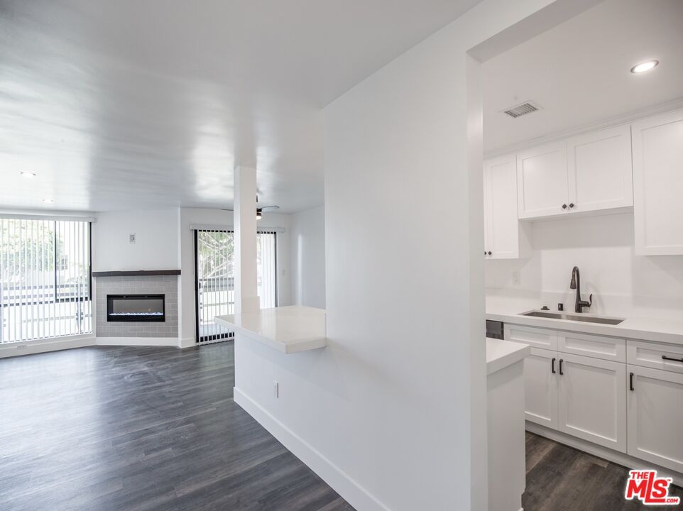 Fireplace, Interior, Kitchen, Recessed Lighting, Wood Texture Flooring