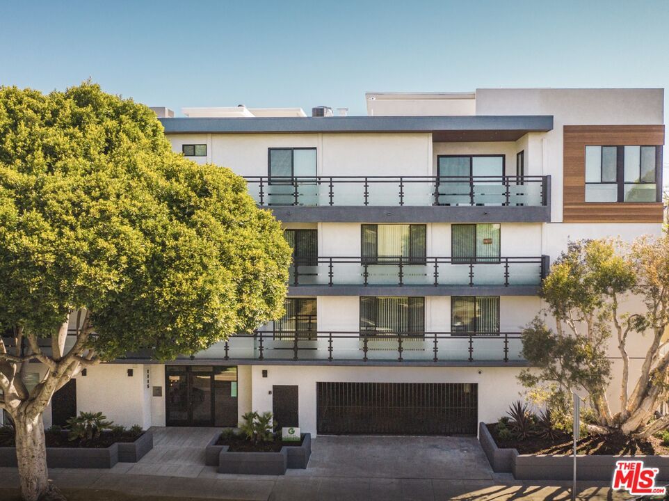 Exterior, Facade, Modern