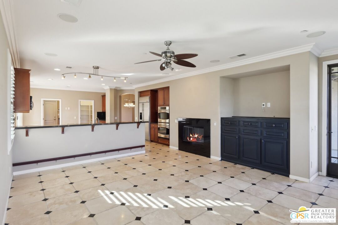 Fireplace, Interior, Kitchen, Recessed Lighting