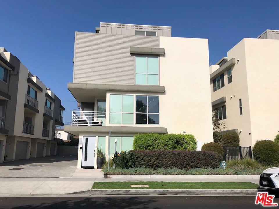 Exterior, Facade, Modern