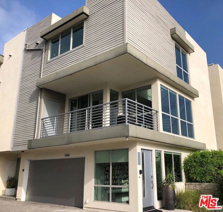 Attached, Exterior, Facade, Modern