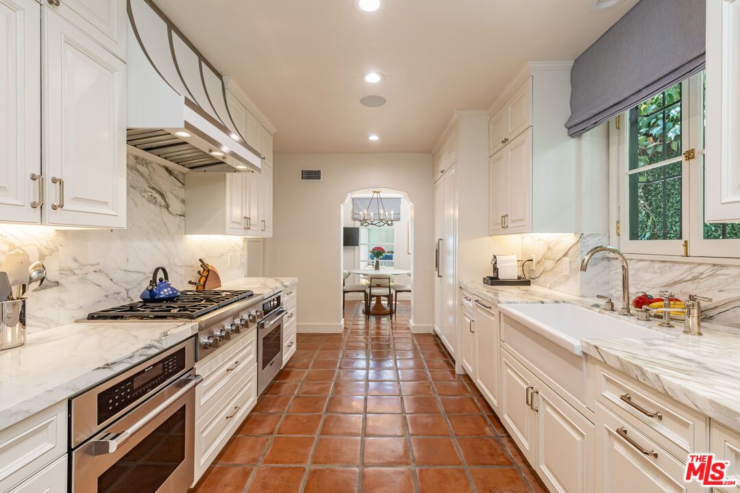 Chandelier, Dining room, Interior, Kitchen, Marble Walls, Recessed Lighting, Stainless Steel Appliances
