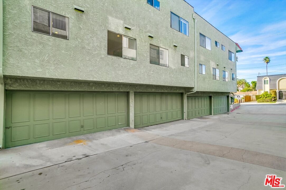 Attached, Exterior, Facade, Rowhouse