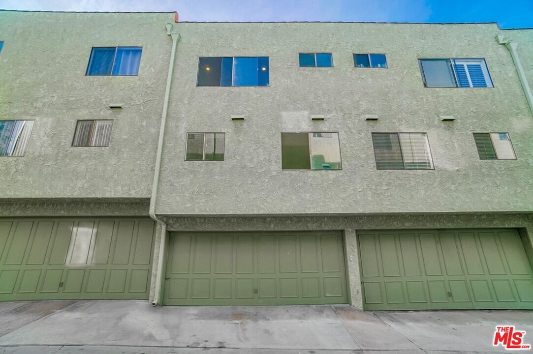 Attached, Exterior, Facade, Rowhouse