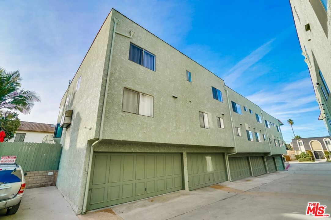 Attached, Exterior, Facade, Rowhouse