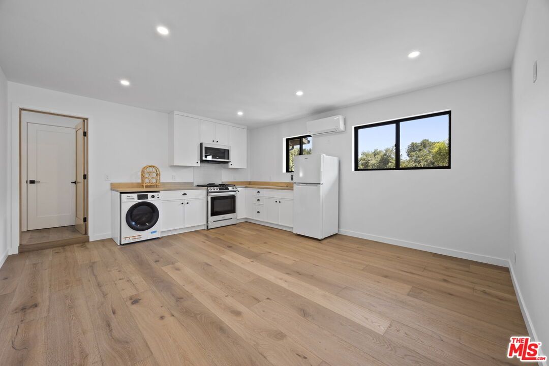Interior, Kitchen, Recessed Lighting, Washer, Wood Texture Flooring
