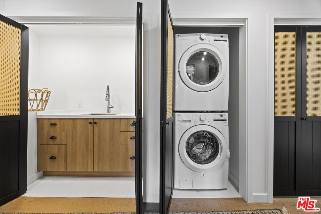 Interior, Utility Closets, Washer, Wood Texture Flooring