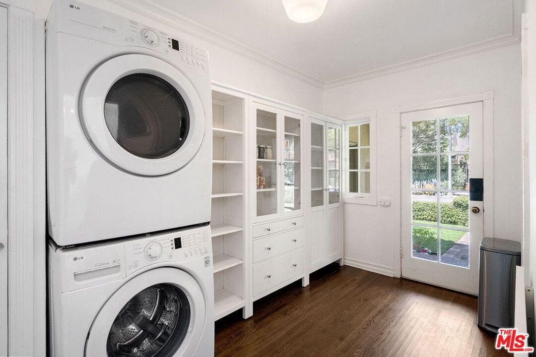 Interior, Utility Closets, Washer, Wood Texture Flooring