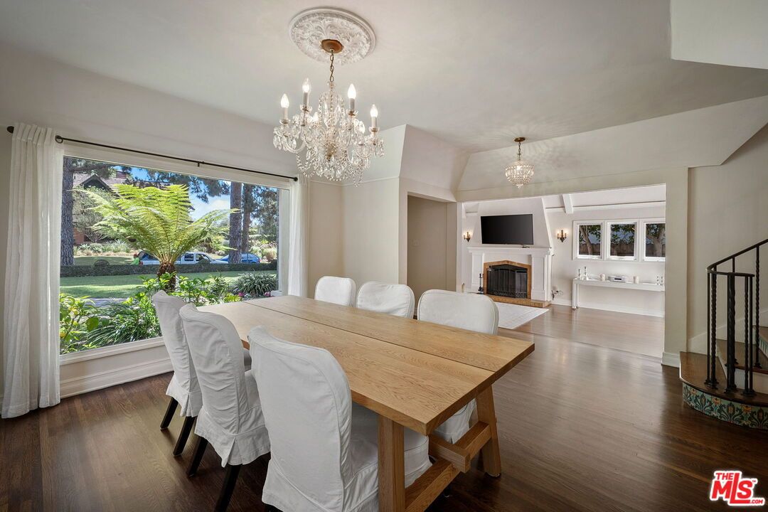 Chandelier, Dining room, Fireplace, Interior, Wood Texture Flooring