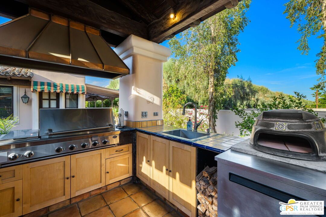 Exterior, Outdoor Kitchen