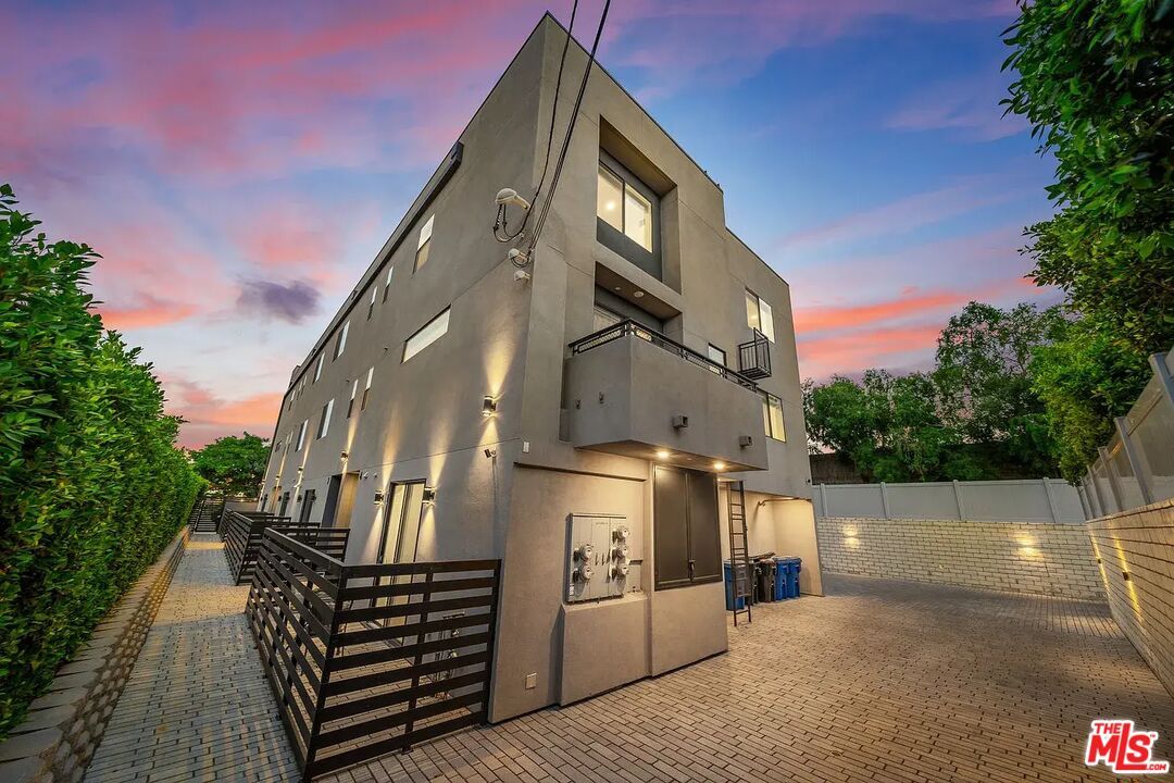 Exterior, Facade, Modern