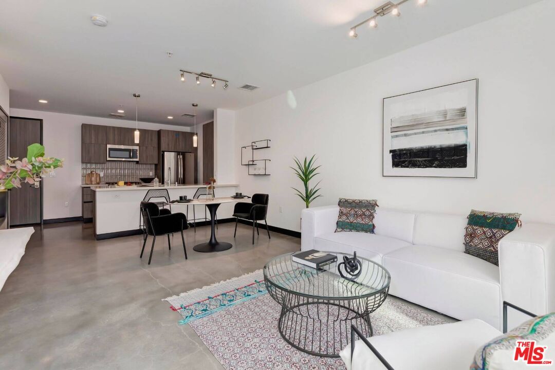 Dining room, Interior, Kitchen, Living room, Pendant Lights, Recessed Lighting, Stainless Steel Appliances