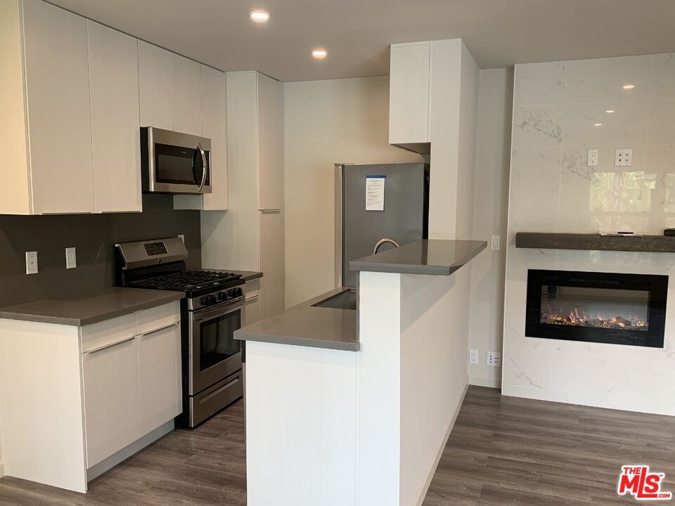 Fireplace, Interior, Kitchen, Marble Walls, Recessed Lighting, Wood Texture Flooring