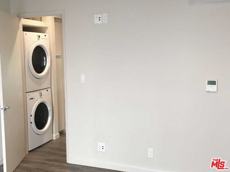 Interior, Utility Closets, Washer, Wood Texture Flooring