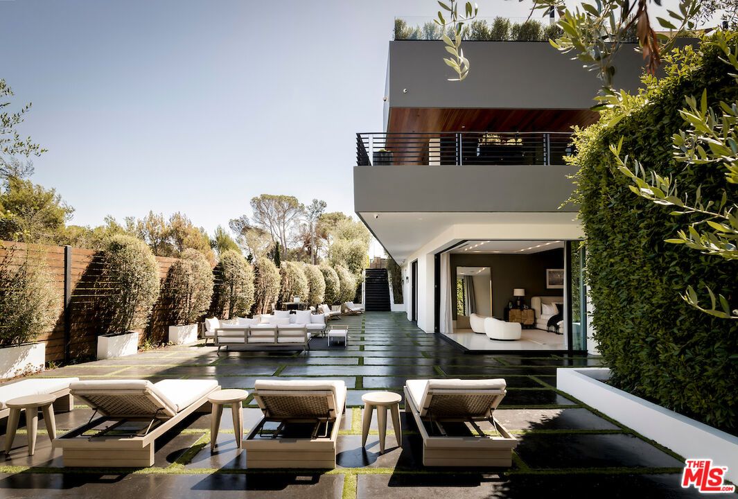 Exterior, Facade, Modern