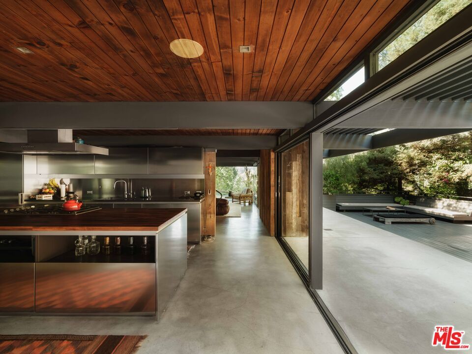 Exterior, Kitchen, Outdoor Kitchen, Stainless Steel Appliances