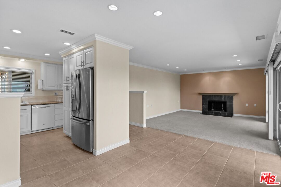 Fireplace, Interior, Kitchen, Recessed Lighting