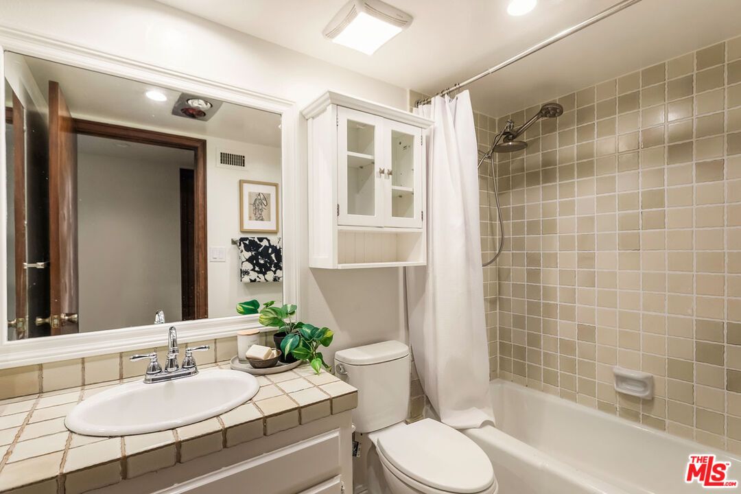 Bathroom, Interior, Recessed Lighting, Tile Countertops