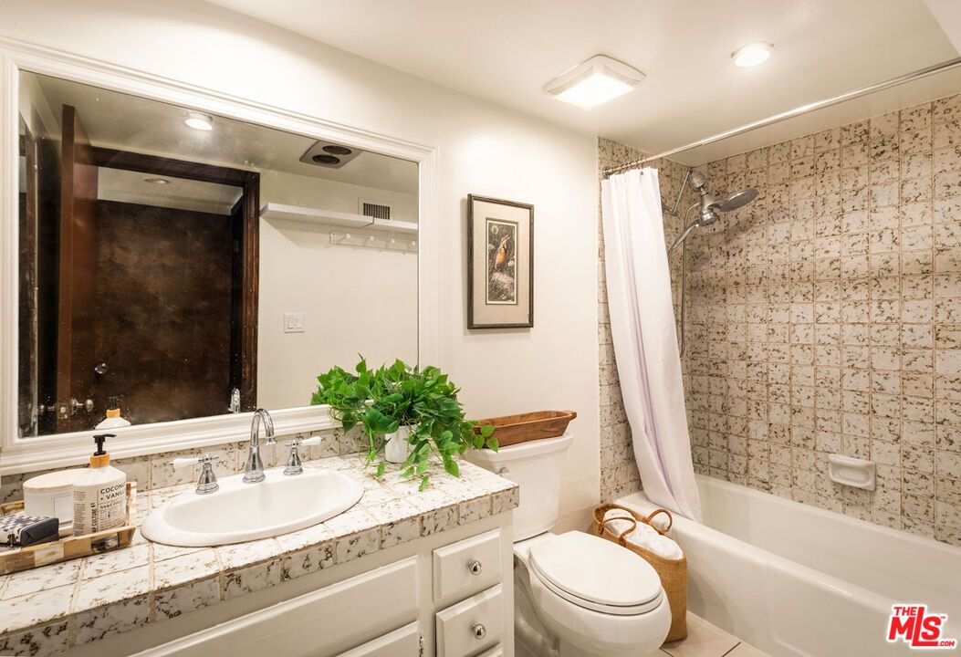 Bathroom, Interior, Recessed Lighting, Tile Countertops
