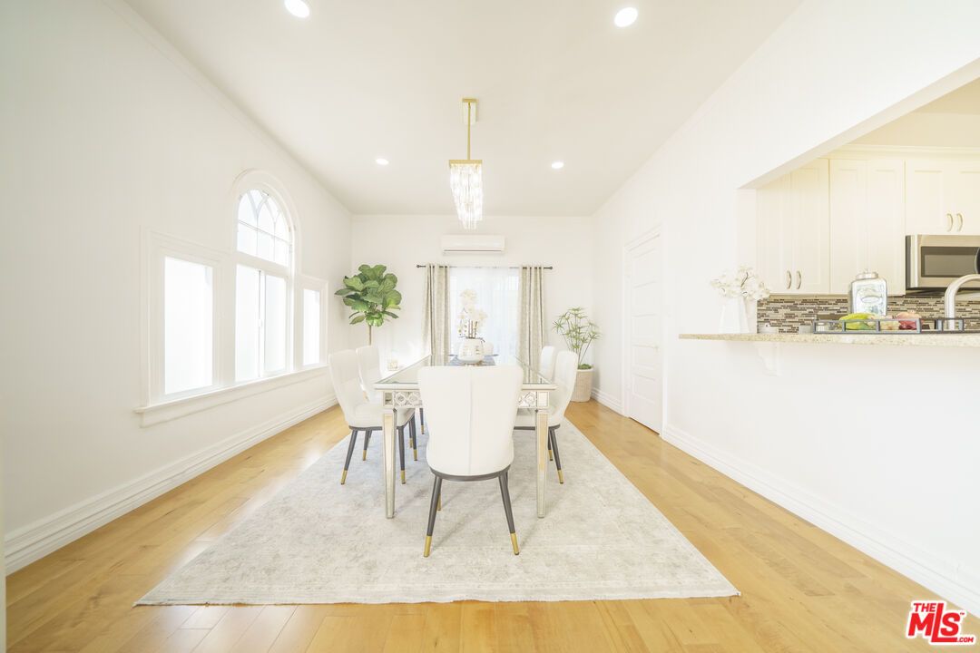 Dining room, Interior, Kitchen, Pendant Lights, Recessed Lighting, Wood Texture Flooring