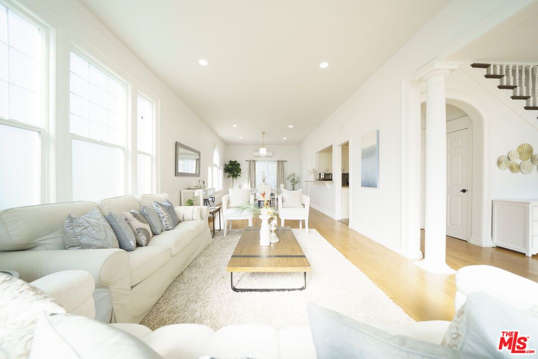 Interior, Living room, Pendant Lights, Recessed Lighting, Wood Texture Flooring