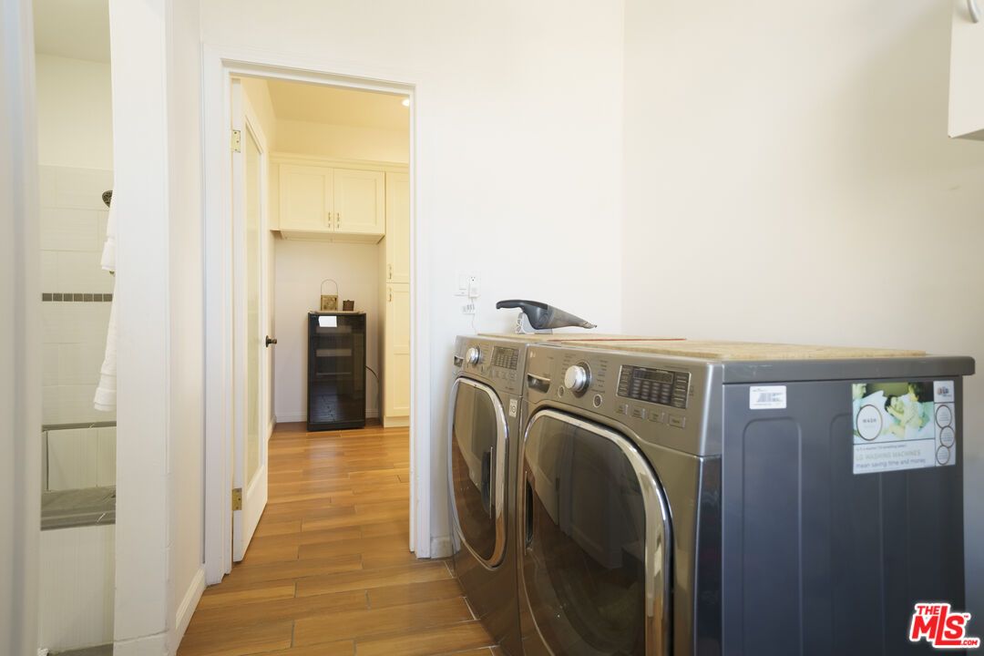 Interior, Washer, Wood Texture Flooring