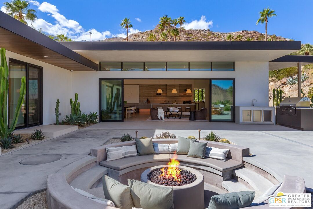 Exterior, Outdoor Kitchen