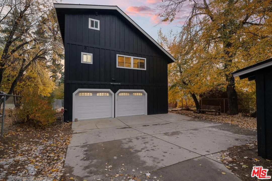 Attached, Exterior, Facade, None