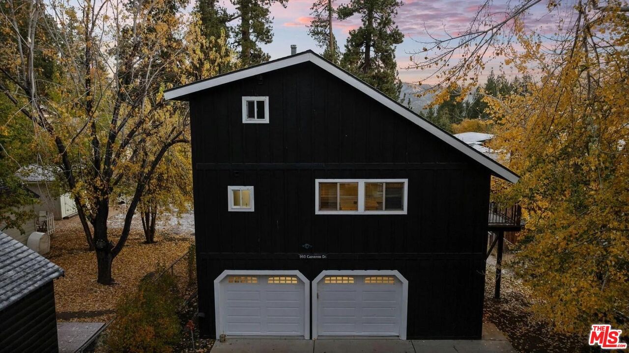 Attached, Exterior, Facade, None