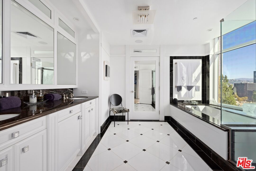Bathroom, Dual Sink Vanities, Interior, Recessed Lighting