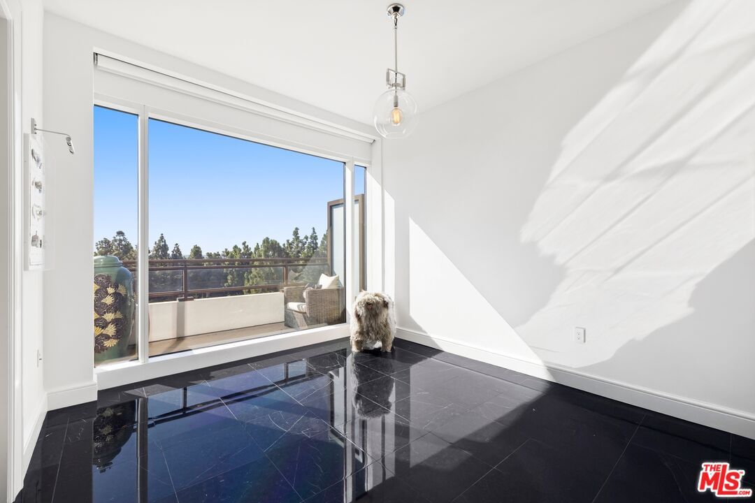 Empty room, Interior, Pendant Lights