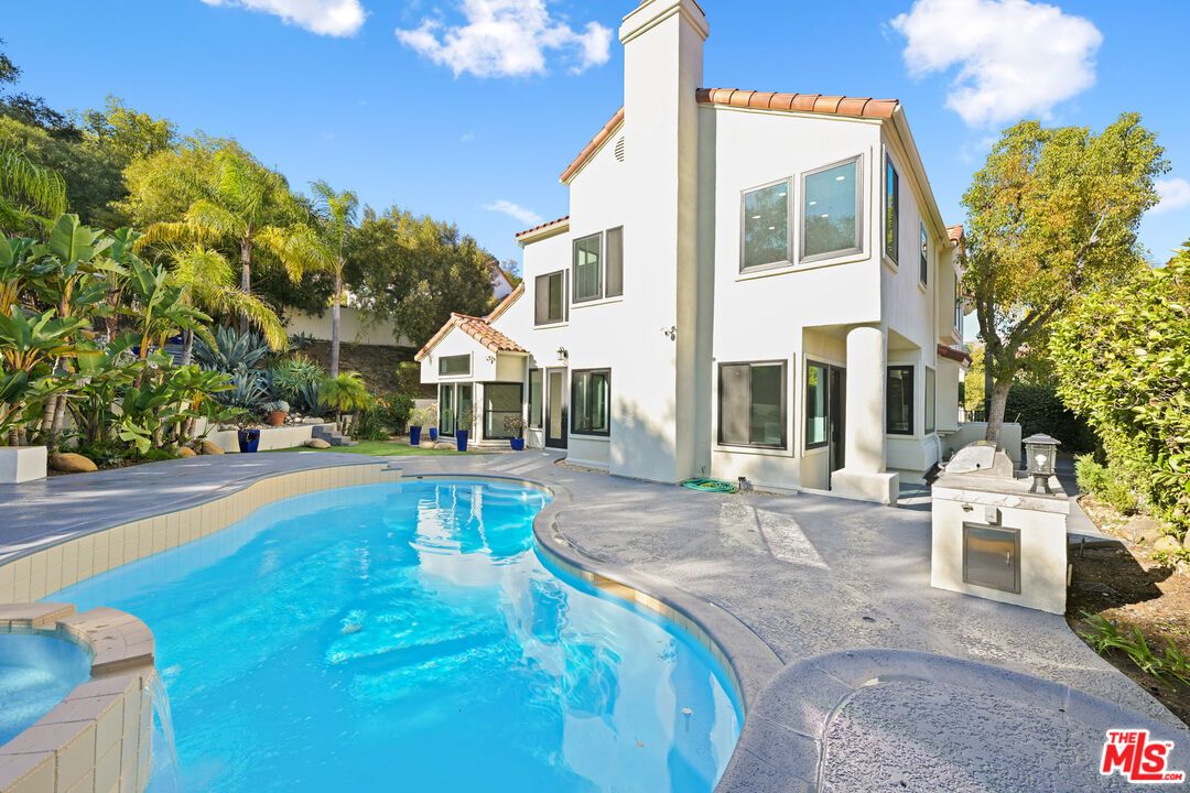 Exterior, Outdoor Kitchen, Pool