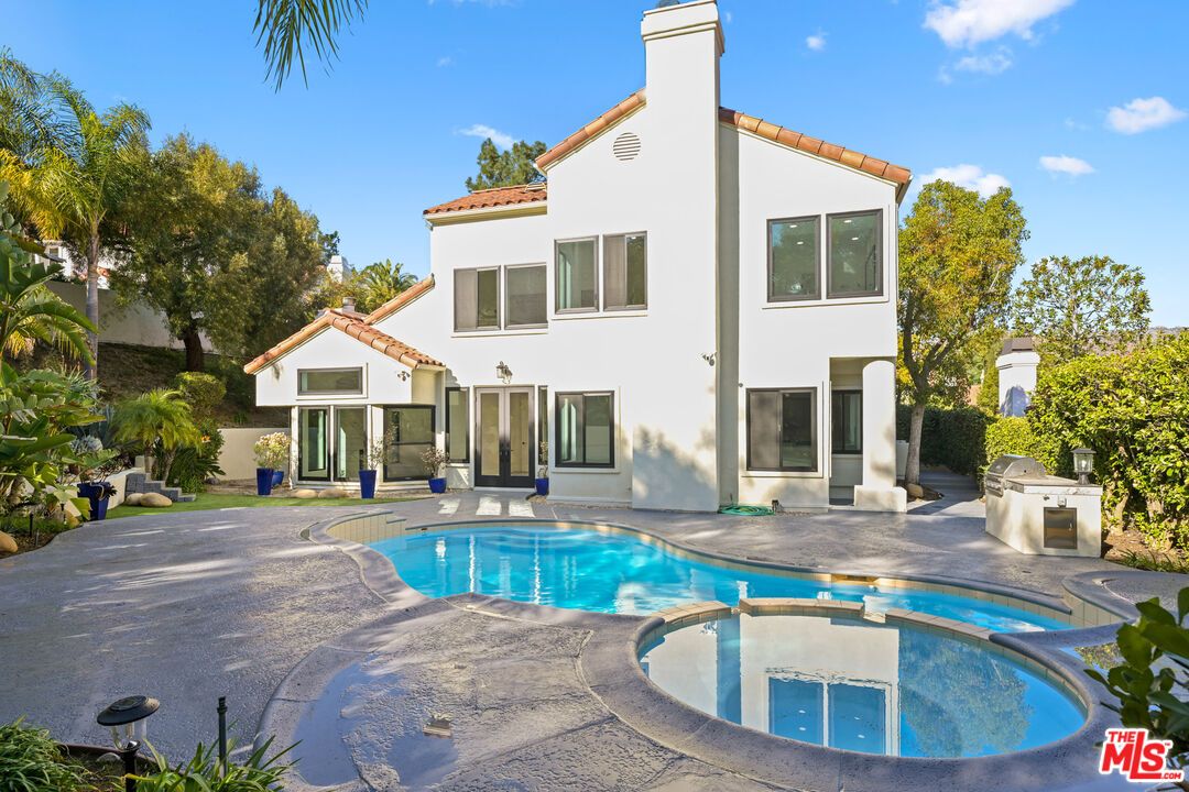 Exterior, Outdoor Kitchen, Pool