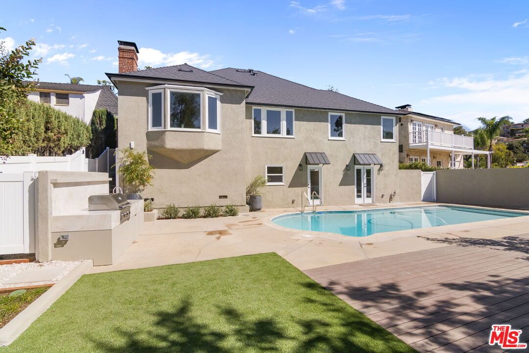 Exterior, Outdoor Kitchen, Pool
